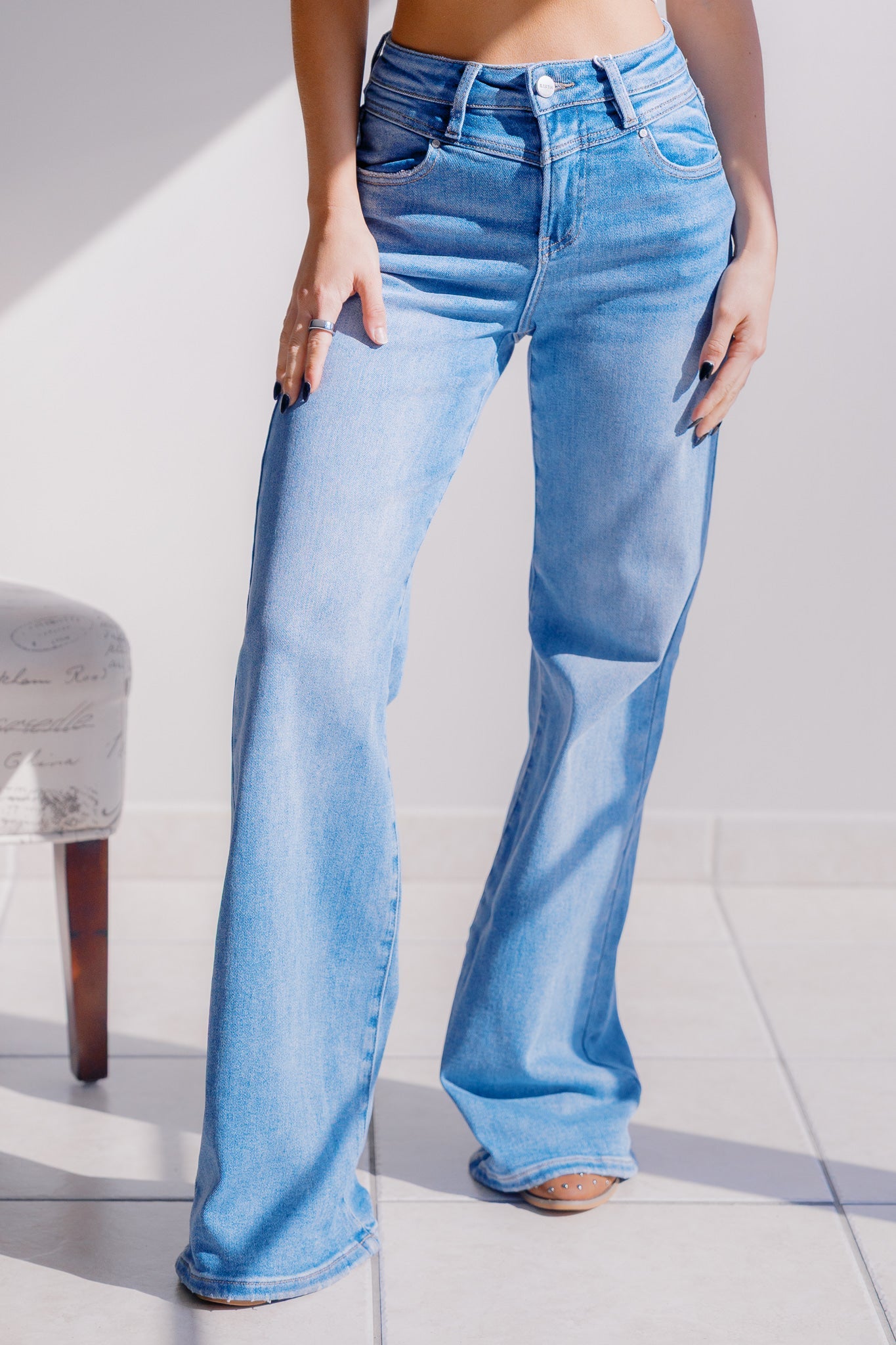 Coastal Drift Risen Jeans: Light Wash